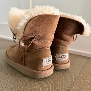 Girls Brown UGG Boots Shoes Slip On Size 12 🤎l